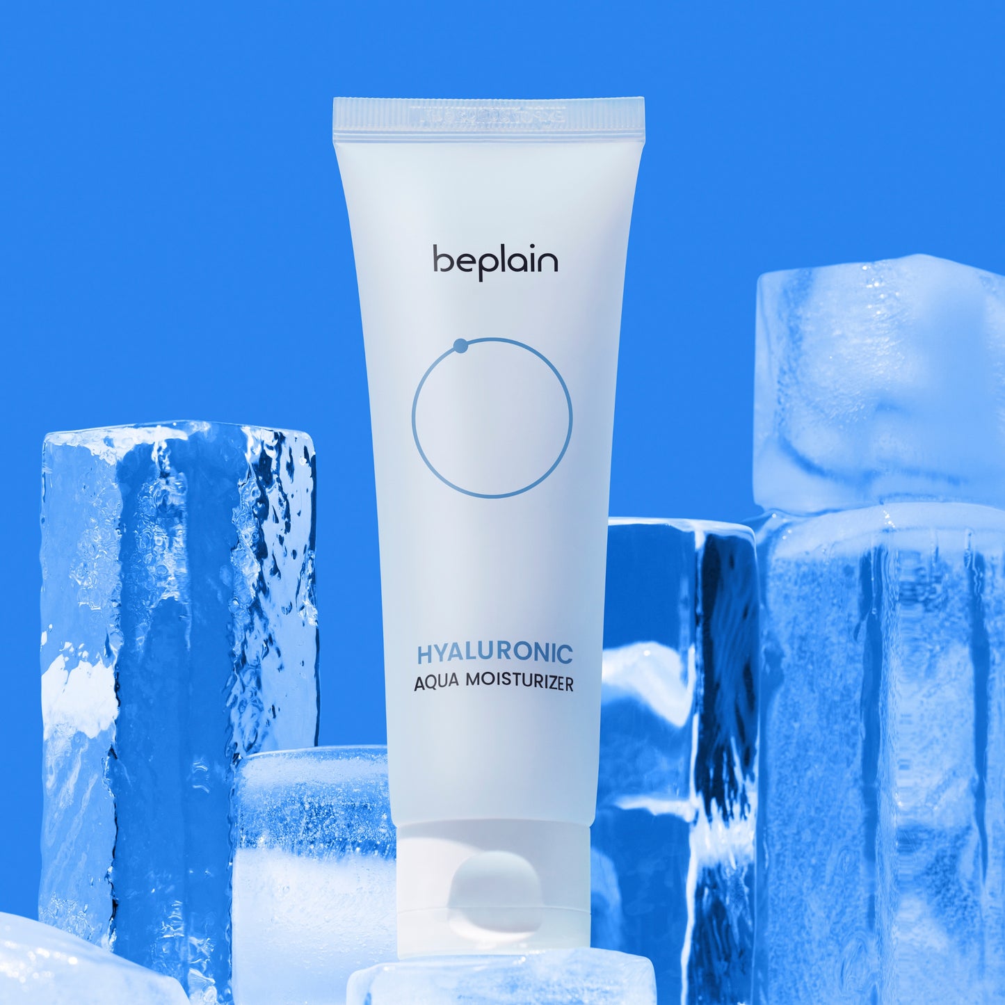 BEPLAIN Hyaluronic Aqua Moisturizer er en raskt absorberende gelkrem som gir langvarig fukt uten å føles fet på huden. Formulert med milde, beroligende ingredienser som passer alle hudtyper, også sensitiv hud, og er spesielt godt egnet for normal og kombinert hud. Inneholder hyaluronsyre for fuktighet, panthenol for fuktighet og beroligelse, samt allantoin som mykgjør huden. Vegansk. 80 ml.