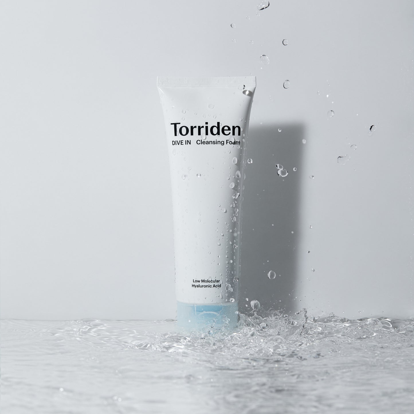 TORRIDEN DIVE IN Cleansing Foam er en skånsom vannbasert rens som rengjør effektivt uten å irritere eller strippe huden for fuktighet. Passer alle hudtyper inkludert sensitiv, spesielt tørr, normal og kombinert hud. Inneholder panthenol med pleiende egenskaper og åtte typer hyaluronsyre som tilfører fukt og mykgjør huden. Vegansk. 150 ml. Bundle