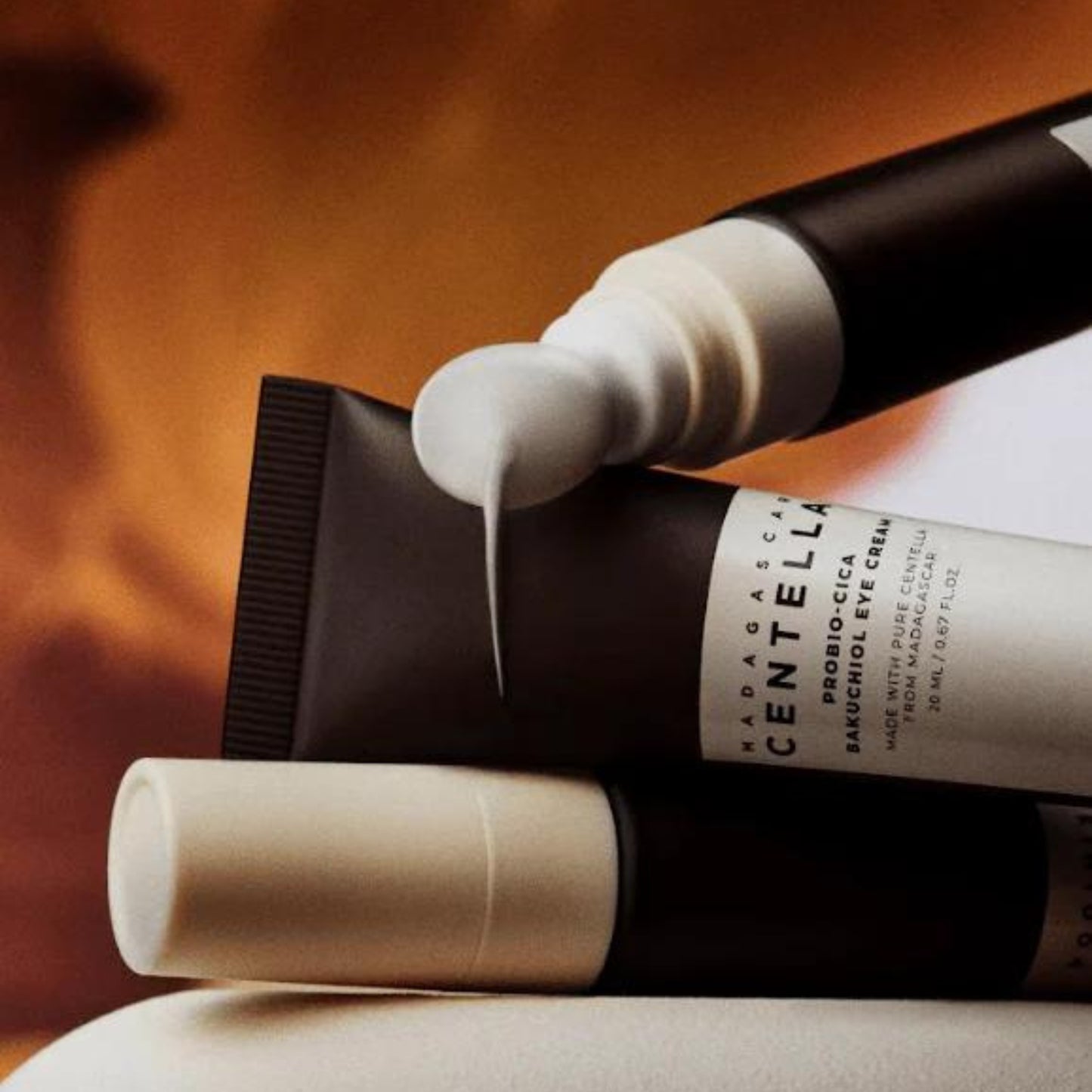 SKIN1004 Probio Cica Bakuchiol Eye Cream er en vegansk øyekrem med bakuchiol og ceramider som tilfører fukt til øyeområdet, styrker hudbarrieren og bidrar til å redusere fine linjer. Retinolfritt alternativ. 20 ml.