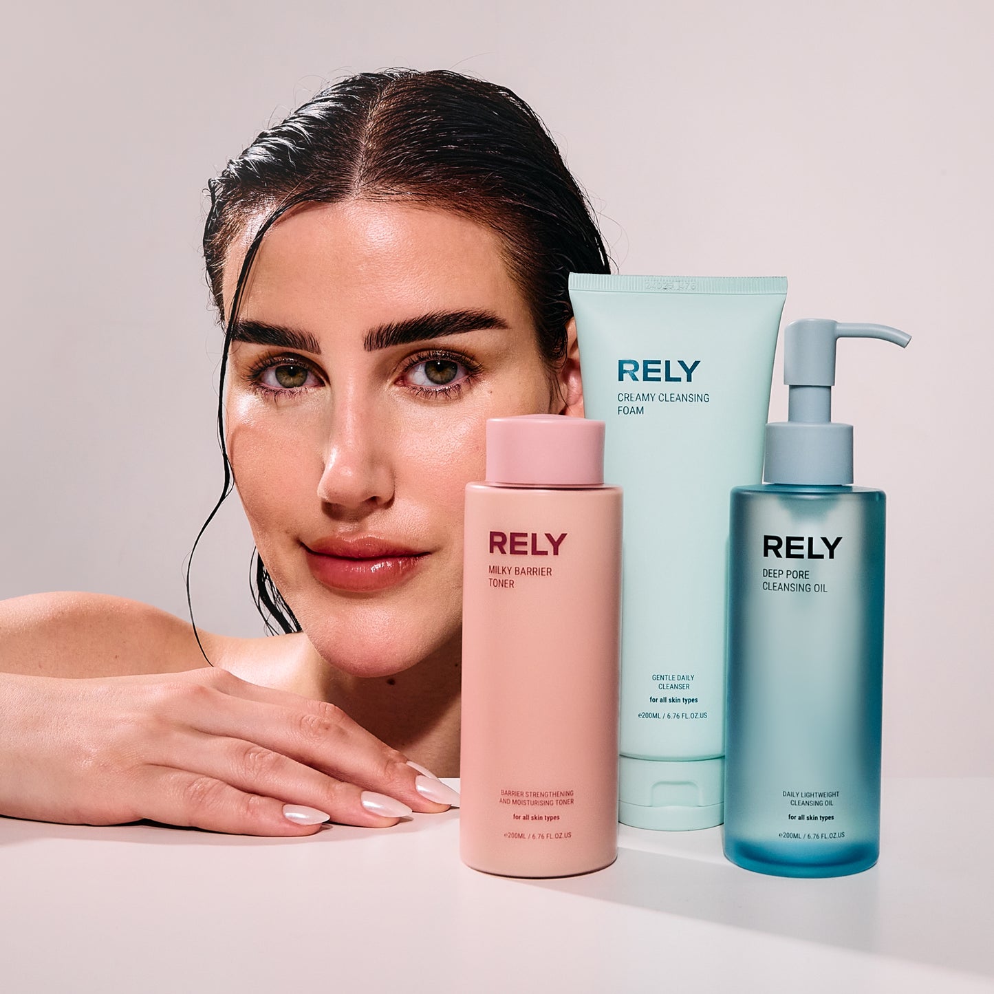 RELY trio med Milky Barrier Toner Creamy Cleansing Foam og Deep Pore Cleansing Oil er et komplett hudpleiesett som gir skånsom rens intens fukt glød og styrket hudbarriere passer alle hudtyper og inneholder 200 ml produkter.