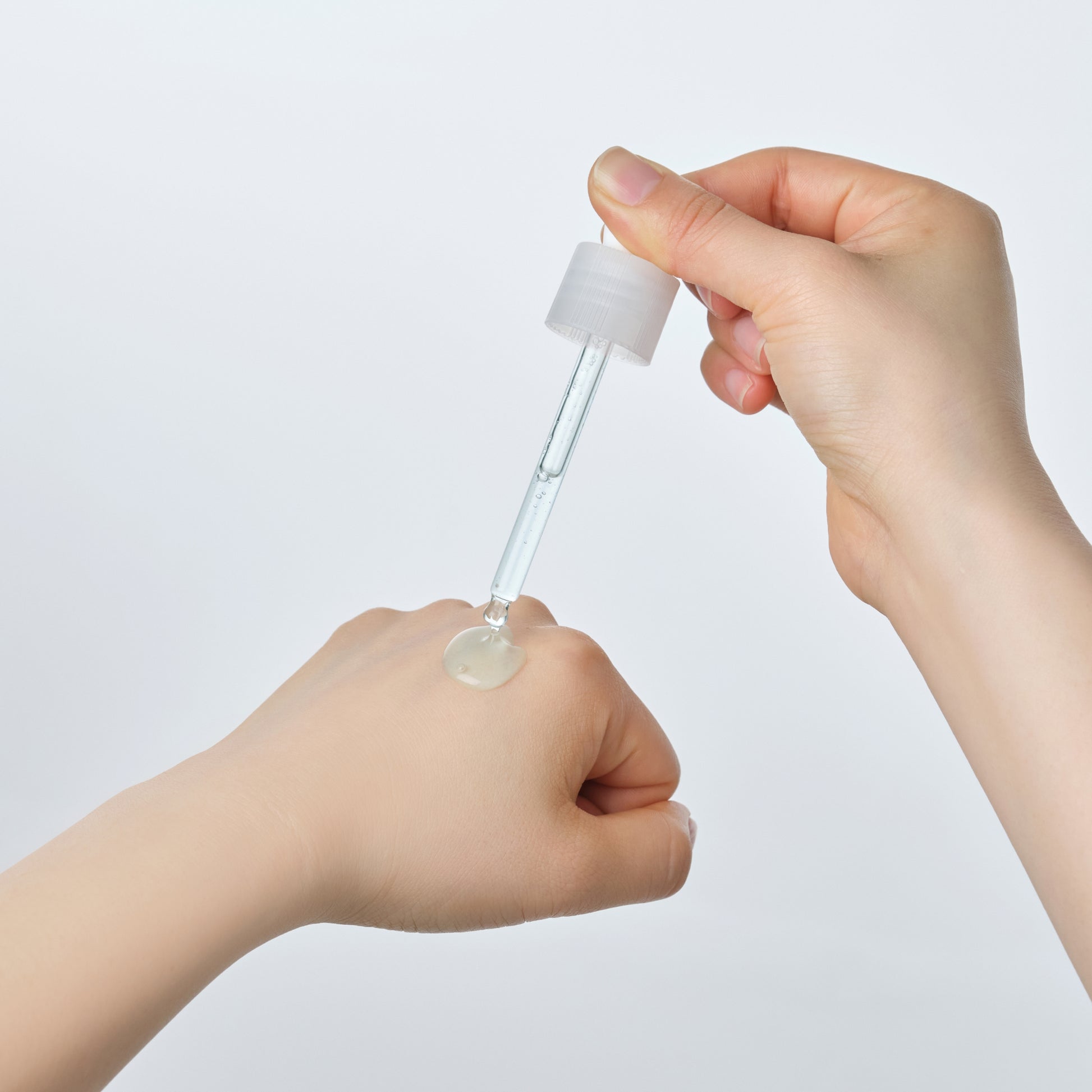 Torriden DIVE-IN Serum 50ml fuktighetsgivende og beroligende vegansk serum med 5 typer hyaluronsyre, panthenol og betaglukan, lett og raskt absorberende, gir glød og passer for sensitiv hud. Bundle