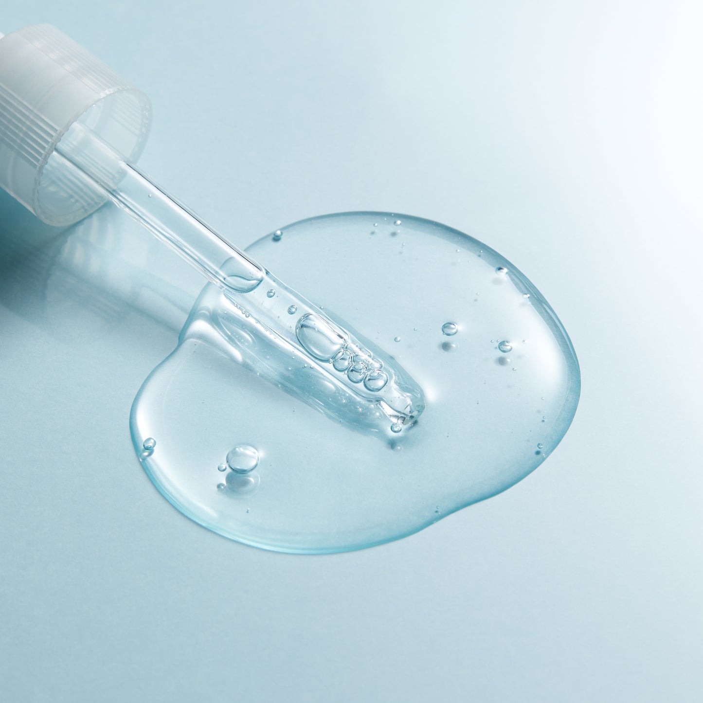 Torriden DIVE-IN Serum 50ml fuktighetsgivende og beroligende vegansk serum med 5 typer hyaluronsyre, panthenol og betaglukan, lett og raskt absorberende, gir glød og passer for sensitiv hud