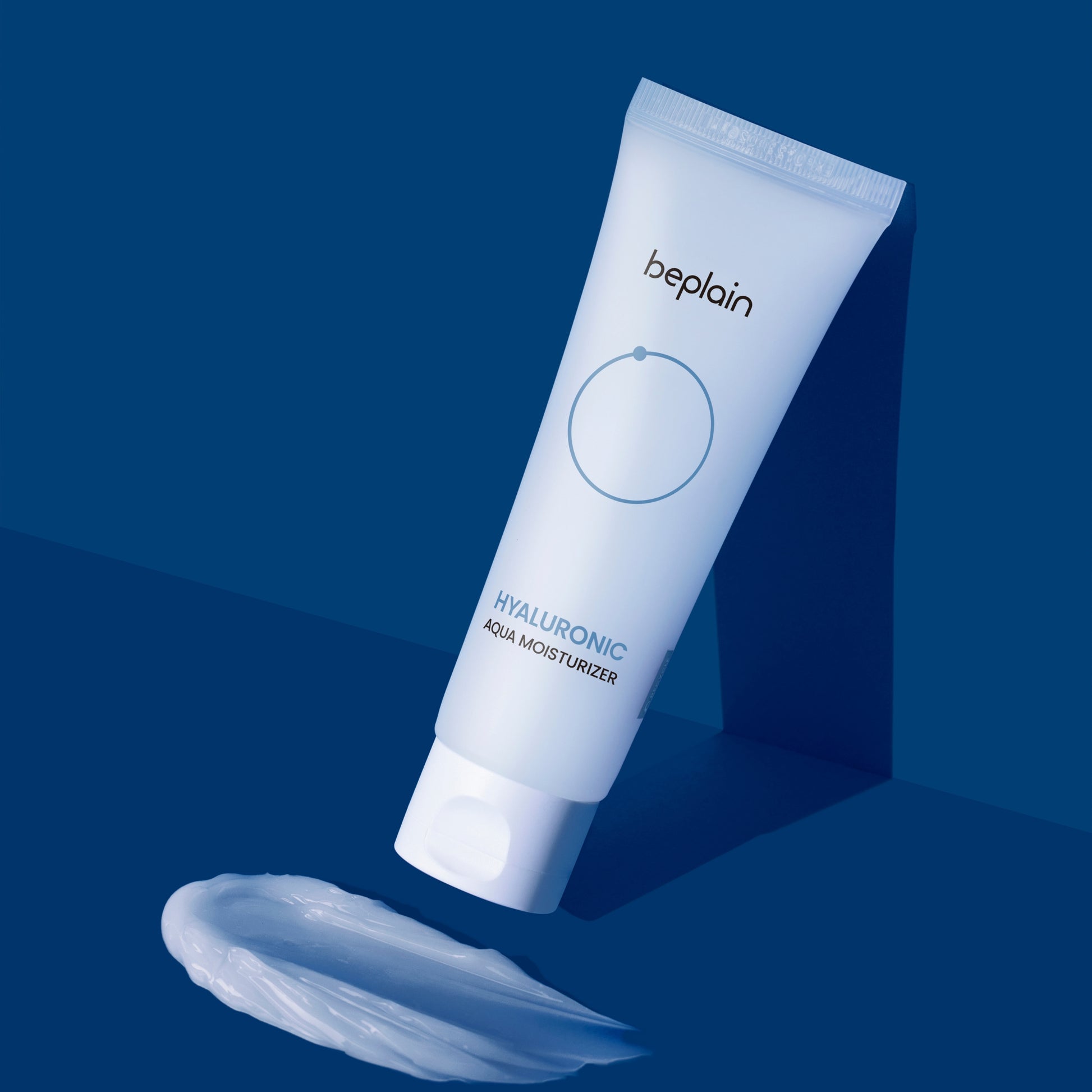 BEPLAIN Hyaluronic Aqua Moisturizer er en raskt absorberende gelkrem som gir langvarig fukt uten å føles fet på huden. Formulert med milde, beroligende ingredienser som passer alle hudtyper, også sensitiv hud, og er spesielt godt egnet for normal og kombinert hud. Inneholder hyaluronsyre for fuktighet, panthenol for fuktighet og beroligelse, samt allantoin som mykgjør huden. Vegansk. 80 ml.