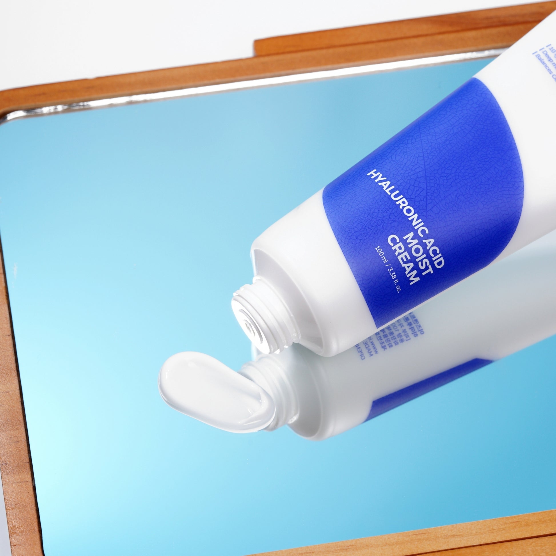 ISNTREE Hyaluronic Acid Moist Cream 100 ml fuktighetskrem med 5 typer hyaluronsyre, ceramider og planteoljer, gir intensiv fuktighet, beroliger og styrker hudbarrieren, egnet for normal, tørr og sensitiv hud