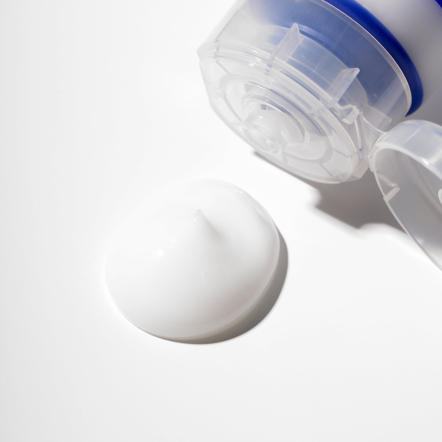 ISNTREE Hyaluronic Acid Aqua Gel Cream er en ultralett gelkrem som absorberes raskt og gir langvarig fuktighet. Lindrer irritasjoner i huden og passer alle hudtyper inkludert sensitiv, spesielt kombinert og fet hud. Inneholder fem ulike hyaluronsyrer for fukt, squalane som beskytter huden og centella asiatica med beroligende egenskaper. 100 ml. Bundle