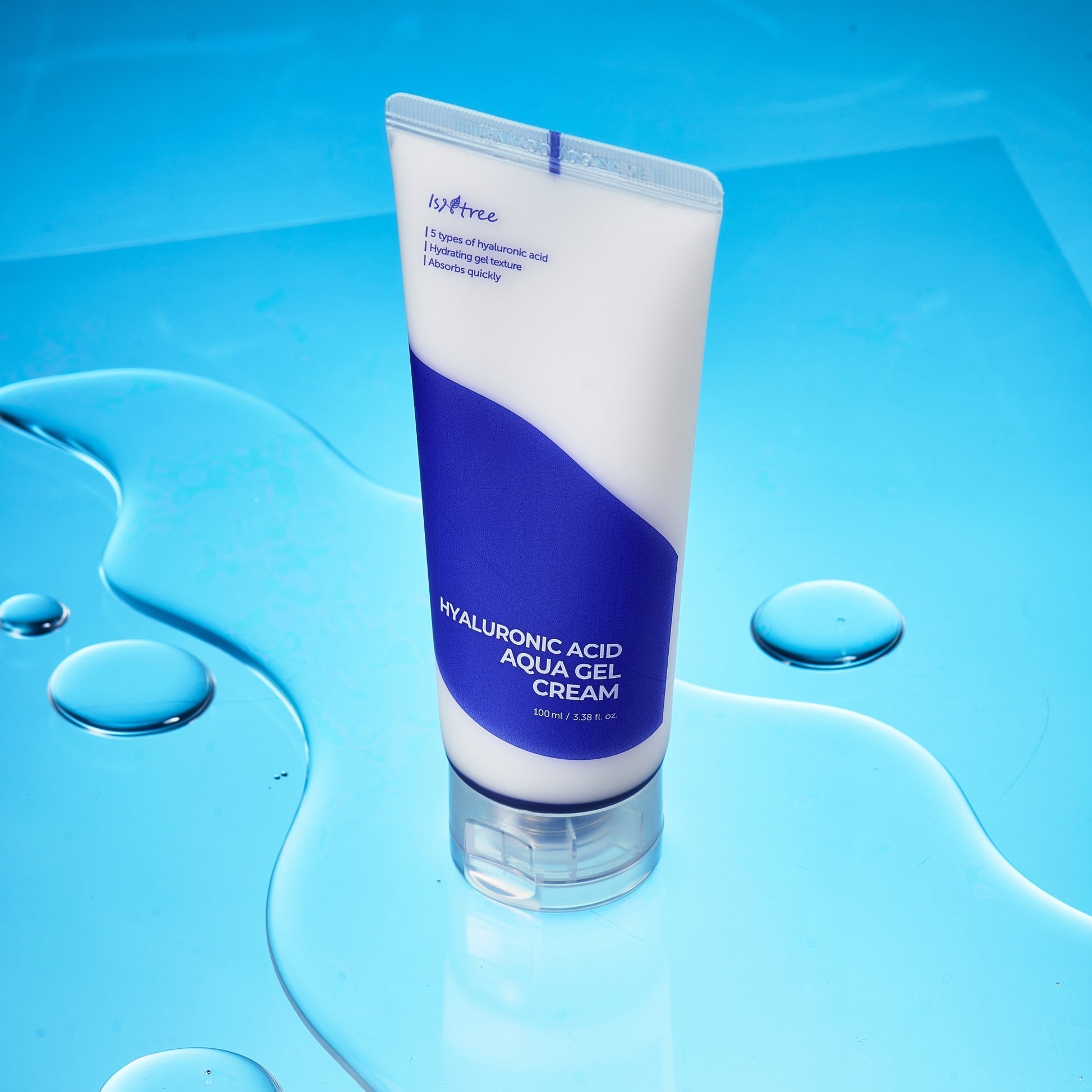 ISNTREE Hyaluronic Acid Aqua Gel Cream er en ultralett gelkrem som absorberes raskt og gir langvarig fuktighet. Lindrer irritasjoner i huden og passer alle hudtyper inkludert sensitiv, spesielt kombinert og fet hud. Inneholder fem ulike hyaluronsyrer for fukt, squalane som beskytter huden og centella asiatica med beroligende egenskaper. 100 ml. Bundle