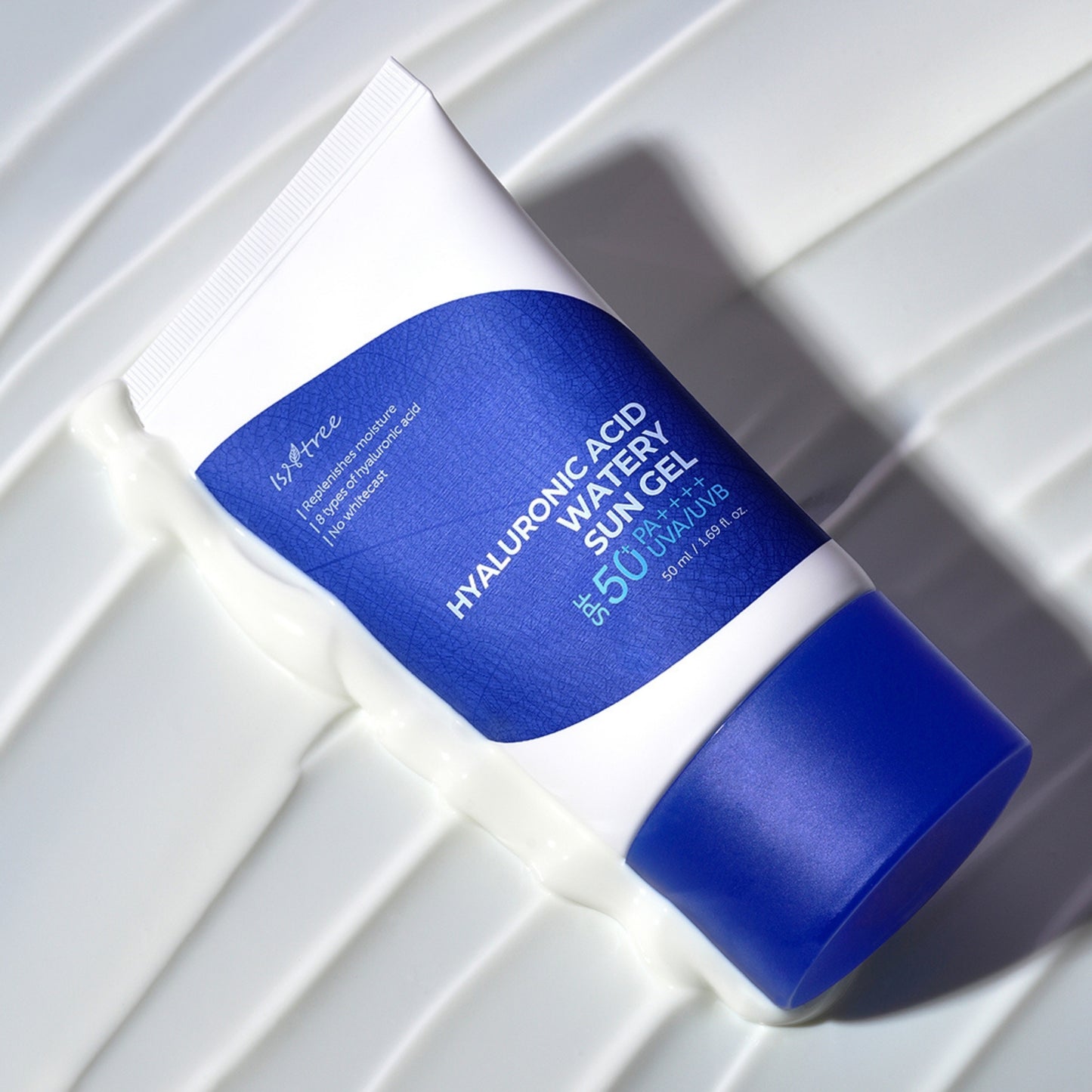 ISNTREE Hyaluronic Acid Watery Sun Gel er en lett og hurtigabsorberende solkrem som fukter, styrker og beroliger huden. Etterlater huden med naturlig glød uten hvit hinne og passer alle hudtyper inkludert sensitiv, tørr og normal hud. Inneholder hyaluronsyre for fukt, niacinamide som roer huden og ceramider som styrker hudbarrieren. 50ml. Bundle