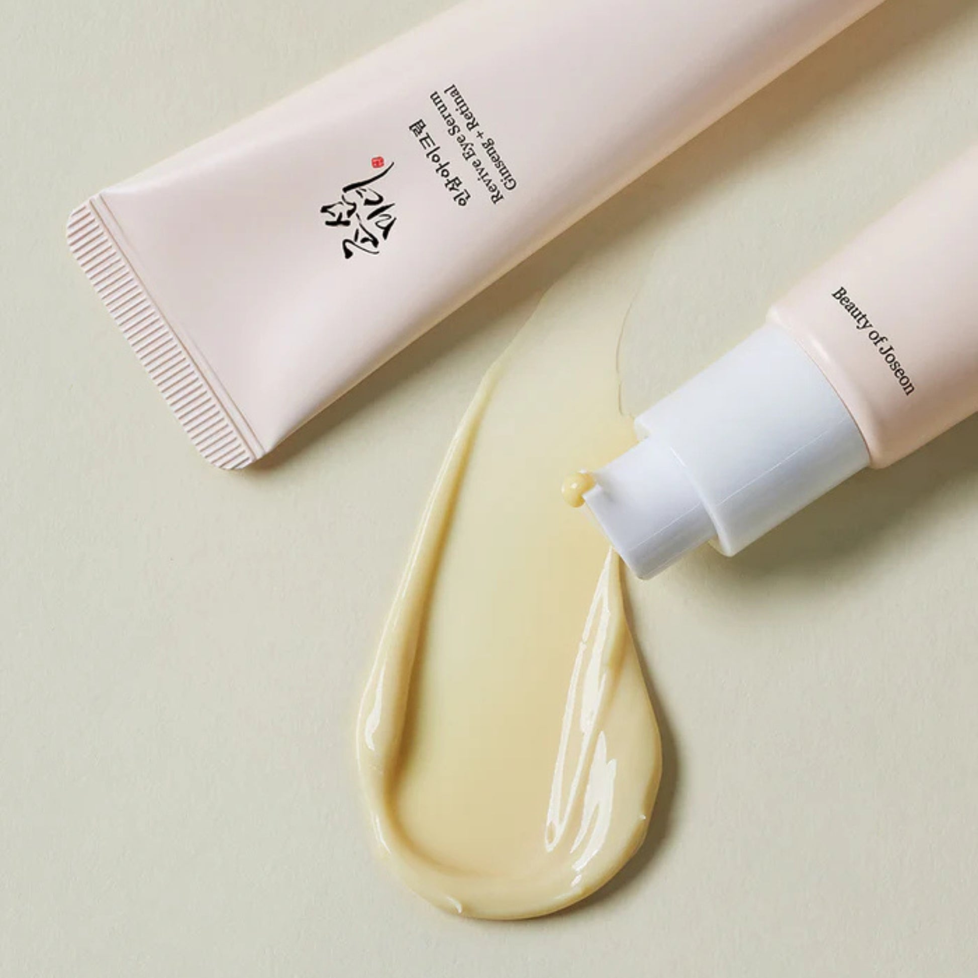 BEAUTY OF JOSEON Revive Eye Serum Ginseng + Retinal er en effektiv øyekrem med retinal som reduserer fine linjer og kan lysne mørke ringer. Antibakteriell formulering som også kan brukes i hele ansiktet og bidrar mot kviser. Passer alle hudtyper.