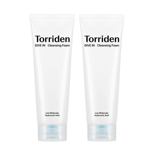TORRIDEN DIVE IN Cleansing Foam er en skånsom vannbasert rens som rengjør effektivt uten å irritere eller strippe huden for fuktighet. Passer alle hudtyper inkludert sensitiv, spesielt tørr, normal og kombinert hud. Inneholder panthenol med pleiende egenskaper og åtte typer hyaluronsyre som tilfører fukt og mykgjør huden. Vegansk. 150 ml. Bundle