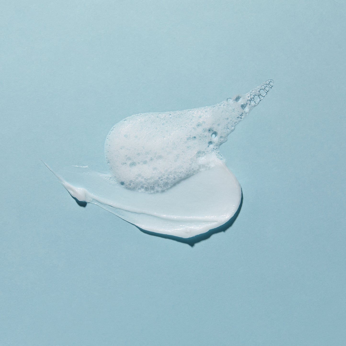 TORRIDEN DIVE IN Cleansing Foam er en skånsom vannbasert rens som rengjør effektivt uten å irritere eller strippe huden for fuktighet. Passer alle hudtyper inkludert sensitiv, spesielt tørr, normal og kombinert hud. Inneholder panthenol med pleiende egenskaper og åtte typer hyaluronsyre som tilfører fukt og mykgjør huden. Vegansk. 150 ml.