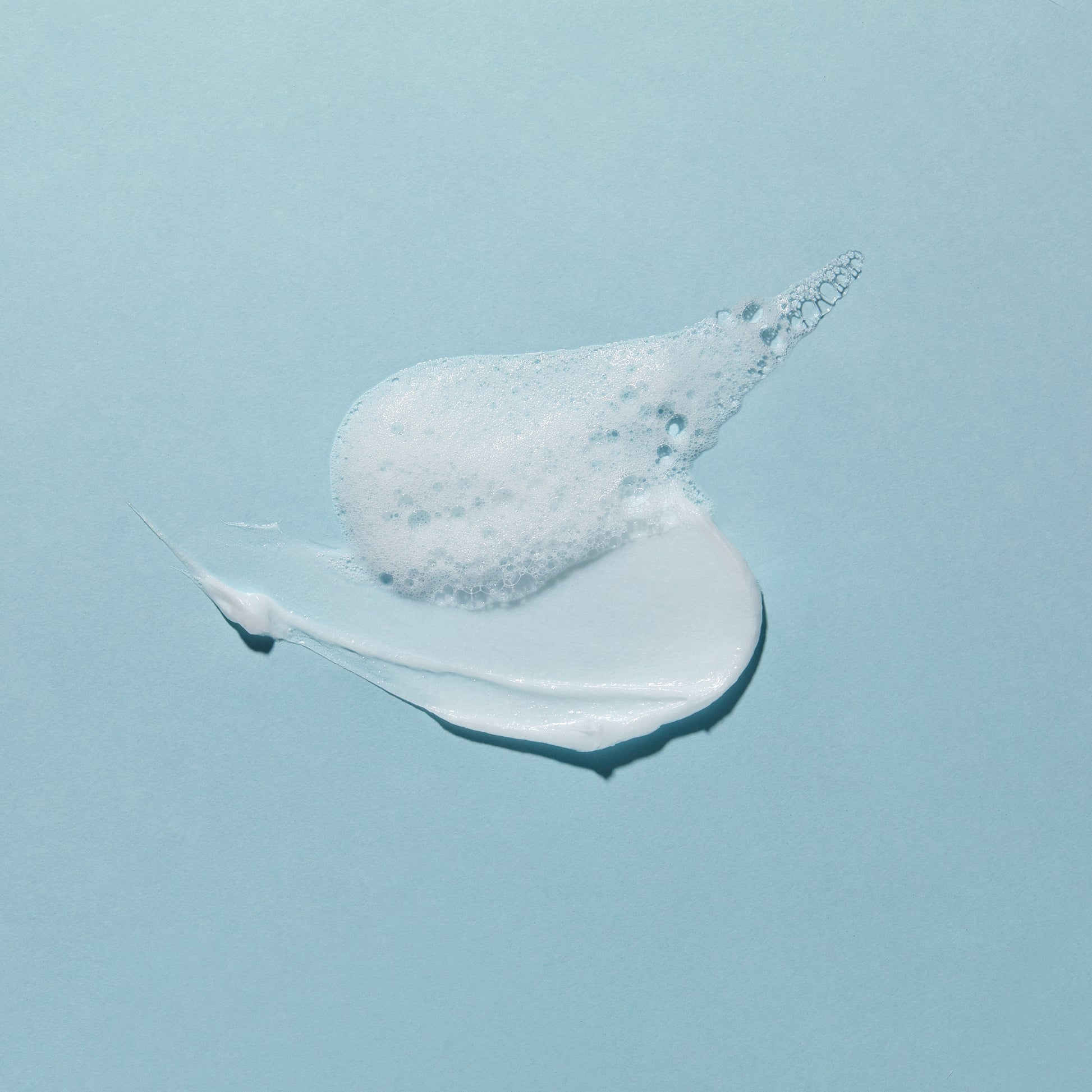 TORRIDEN DIVE IN Cleansing Foam er en skånsom vannbasert rens som rengjør effektivt uten å irritere eller strippe huden for fuktighet. Passer alle hudtyper inkludert sensitiv, spesielt tørr, normal og kombinert hud. Inneholder panthenol med pleiende egenskaper og åtte typer hyaluronsyre som tilfører fukt og mykgjør huden. Vegansk. 150 ml.