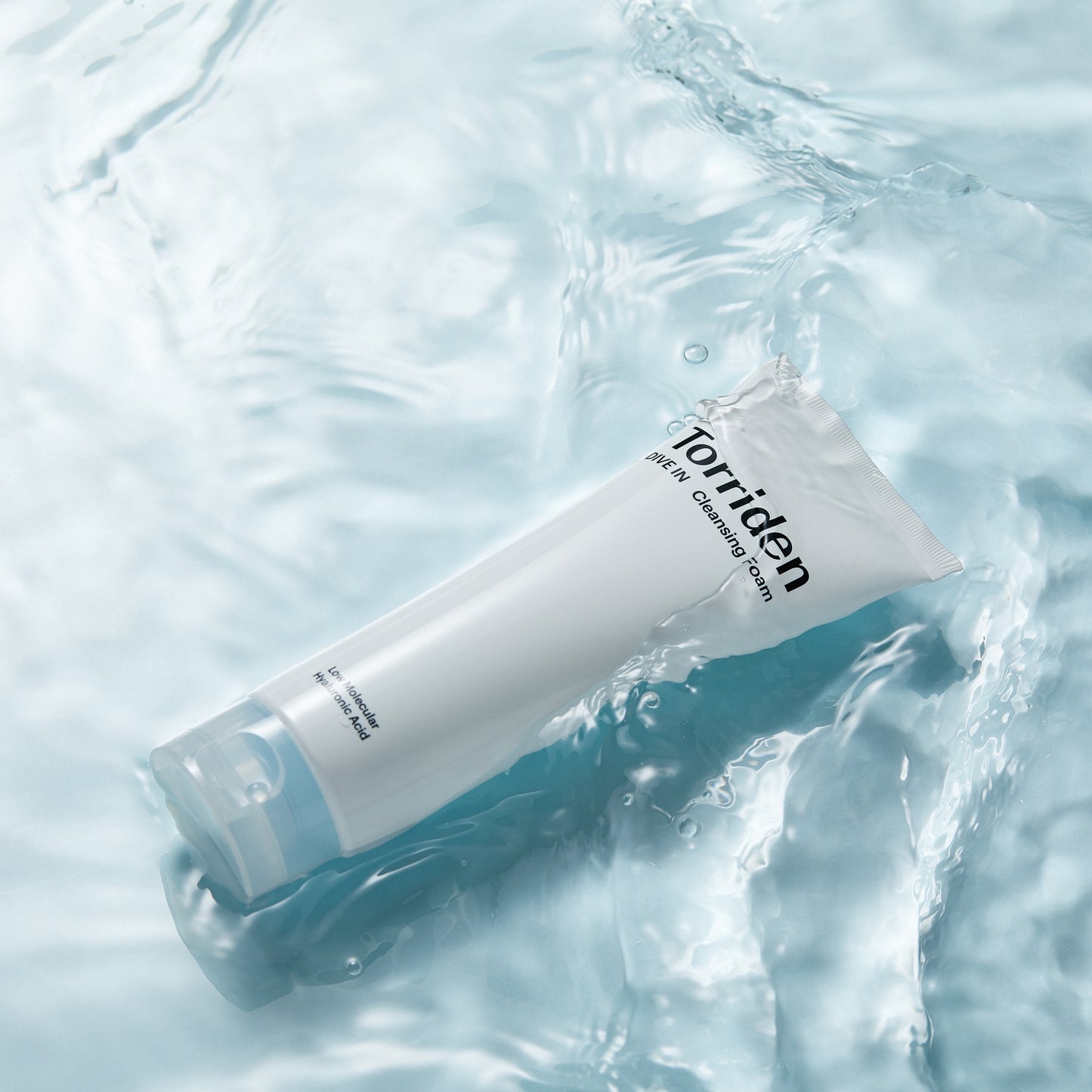 TORRIDEN DIVE IN Cleansing Foam er en skånsom vannbasert rens som rengjør effektivt uten å irritere eller strippe huden for fuktighet. Passer alle hudtyper inkludert sensitiv, spesielt tørr, normal og kombinert hud. Inneholder panthenol med pleiende egenskaper og åtte typer hyaluronsyre som tilfører fukt og mykgjør huden. Vegansk. 150 ml. Bundle