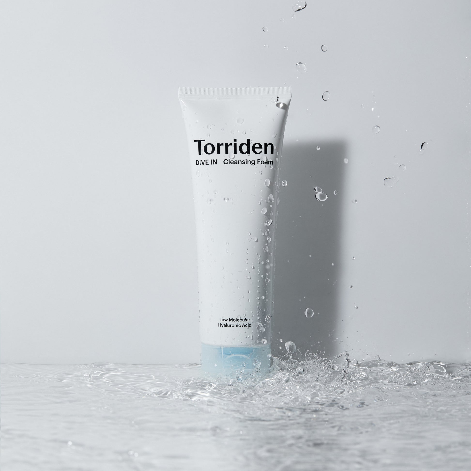 TORRIDEN DIVE IN Cleansing Foam er en skånsom vannbasert rens som rengjør effektivt uten å irritere eller strippe huden for fuktighet. Passer alle hudtyper inkludert sensitiv, spesielt tørr, normal og kombinert hud. Inneholder panthenol med pleiende egenskaper og åtte typer hyaluronsyre som tilfører fukt og mykgjør huden. Vegansk. 150 ml.