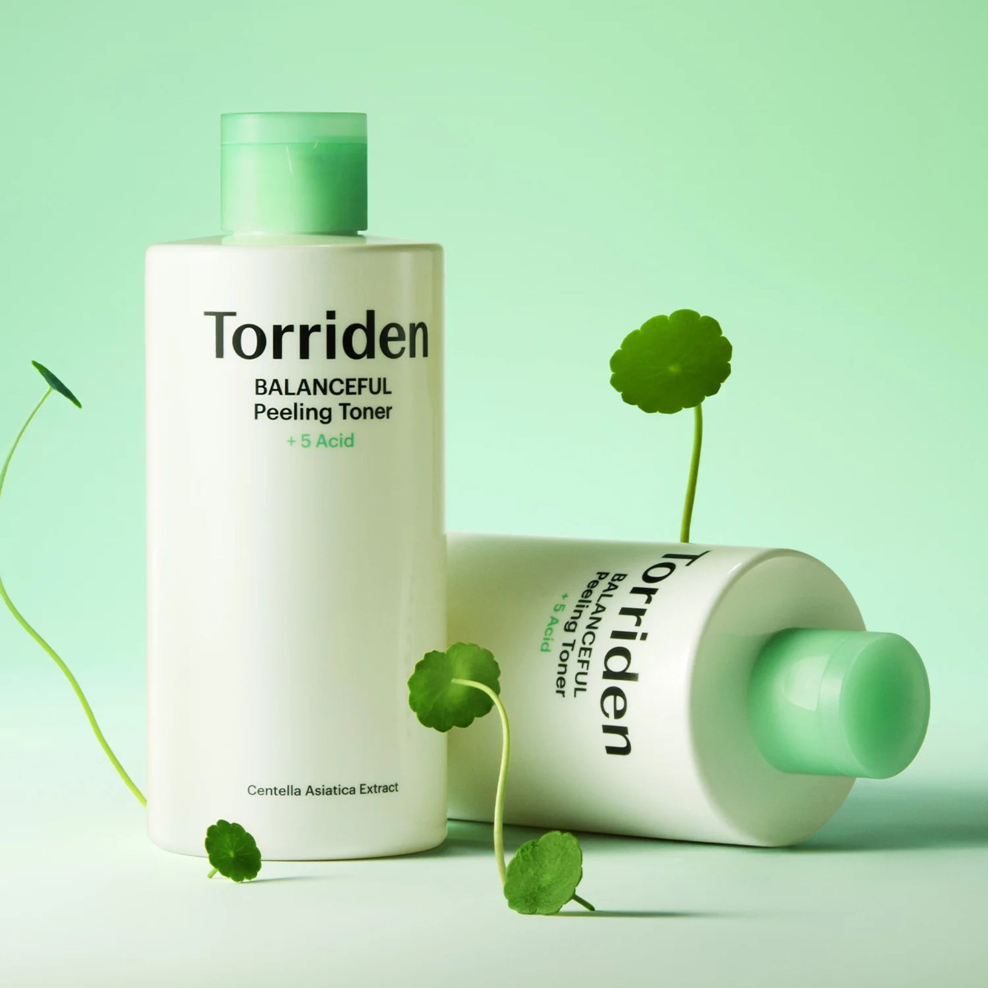 BALANCEFUL Peeling Toner for kviseutsatt og sensitiv hud. Beriket med fem Centella Asiatica ekstrakter og en kombinasjon av AHA, BHA, PHA, LHA og succinic acid som roer huden, eksfolierer døde hudceller, jevner ut hudtekstur og bidrar til mindre talg og utbrudd.