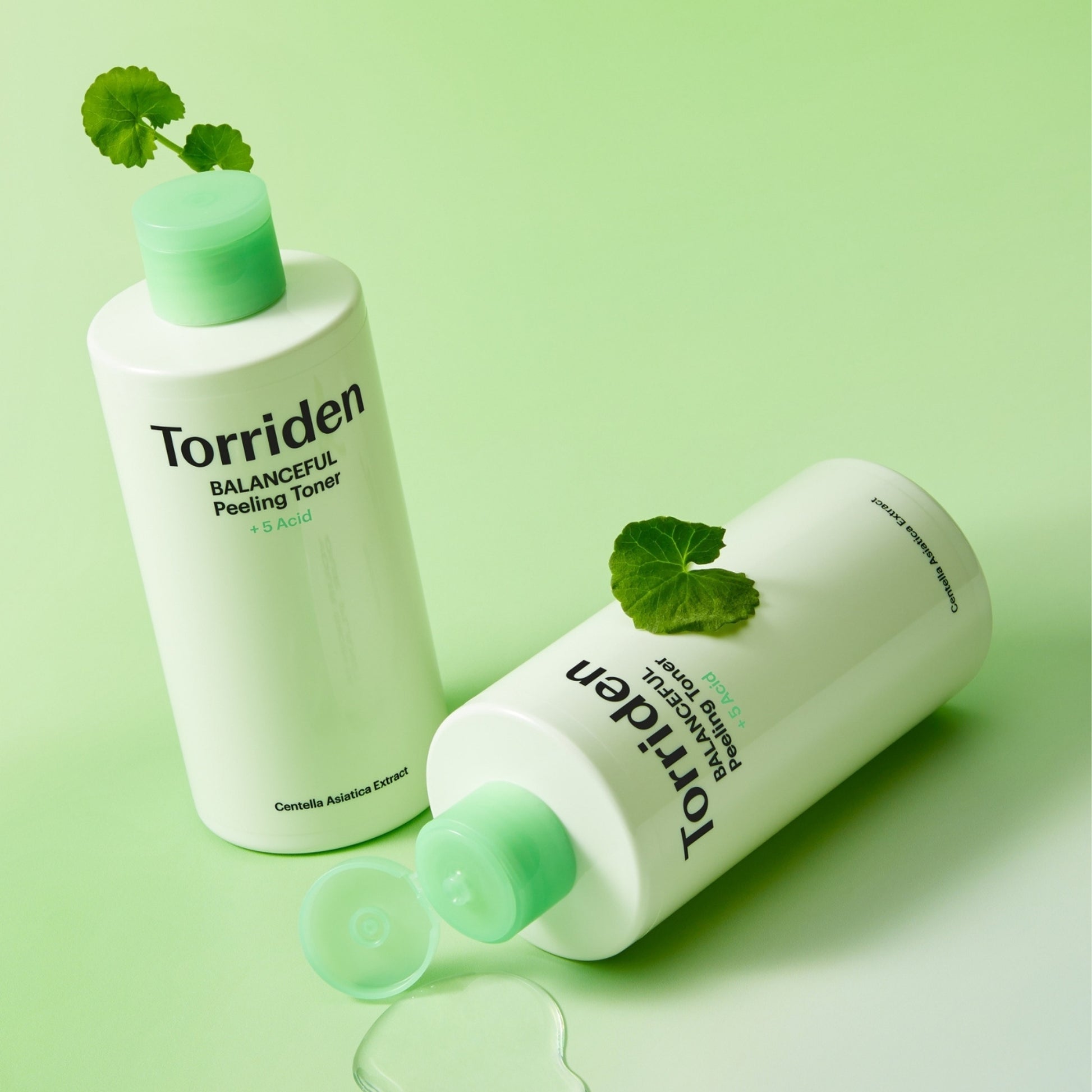 BALANCEFUL Peeling Toner for kviseutsatt og sensitiv hud. Beriket med fem Centella Asiatica ekstrakter og en kombinasjon av AHA, BHA, PHA, LHA og succinic acid som roer huden, eksfolierer døde hudceller, jevner ut hudtekstur og bidrar til mindre talg og utbrudd.