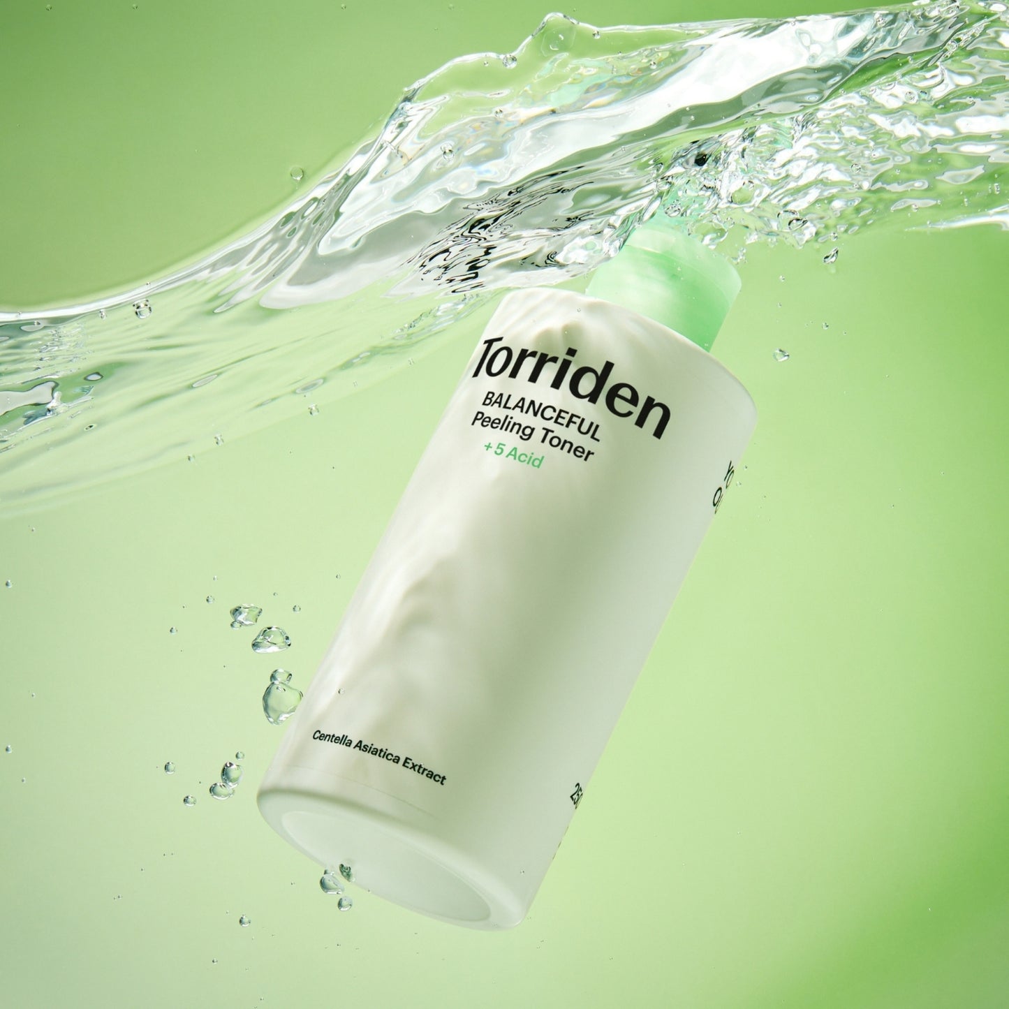 BALANCEFUL Peeling Toner for kviseutsatt og sensitiv hud. Beriket med fem Centella Asiatica ekstrakter og en kombinasjon av AHA, BHA, PHA, LHA og succinic acid som roer huden, eksfolierer døde hudceller, jevner ut hudtekstur og bidrar til mindre talg og utbrudd.