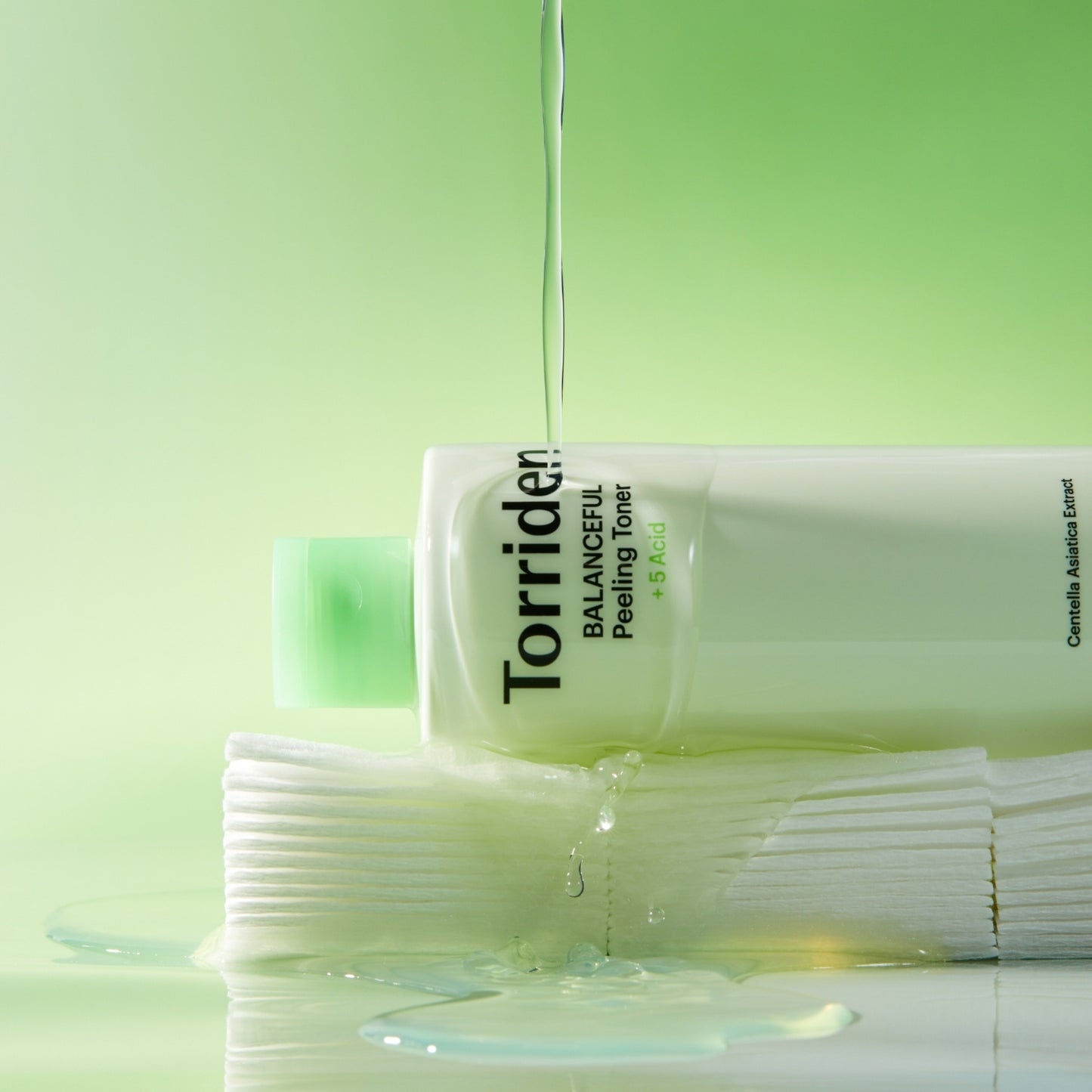 BALANCEFUL Peeling Toner for kviseutsatt og sensitiv hud. Beriket med fem Centella Asiatica ekstrakter og en kombinasjon av AHA, BHA, PHA, LHA og succinic acid som roer huden, eksfolierer døde hudceller, jevner ut hudtekstur og bidrar til mindre talg og utbrudd.