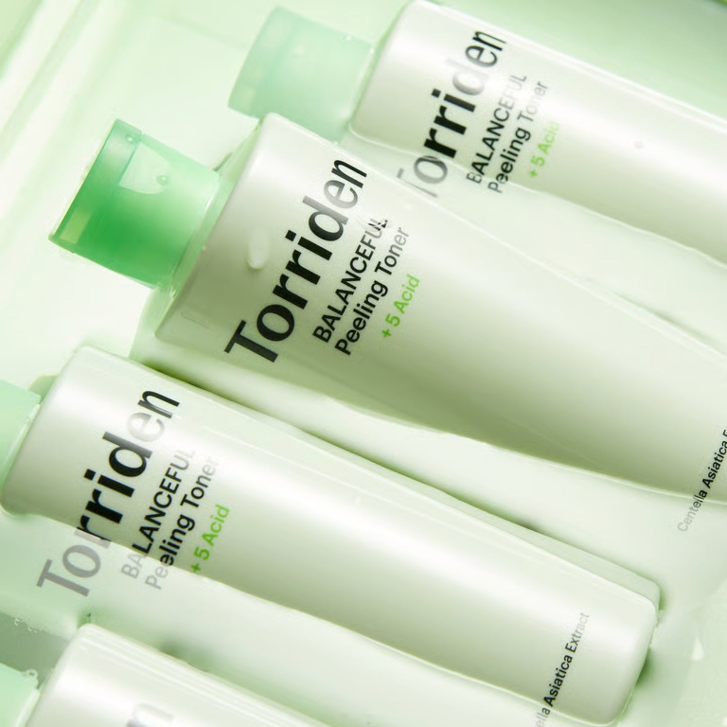 BALANCEFUL Peeling Toner for kviseutsatt og sensitiv hud. Beriket med fem Centella Asiatica ekstrakter og en kombinasjon av AHA, BHA, PHA, LHA og succinic acid som roer huden, eksfolierer døde hudceller, jevner ut hudtekstur og bidrar til mindre talg og utbrudd.