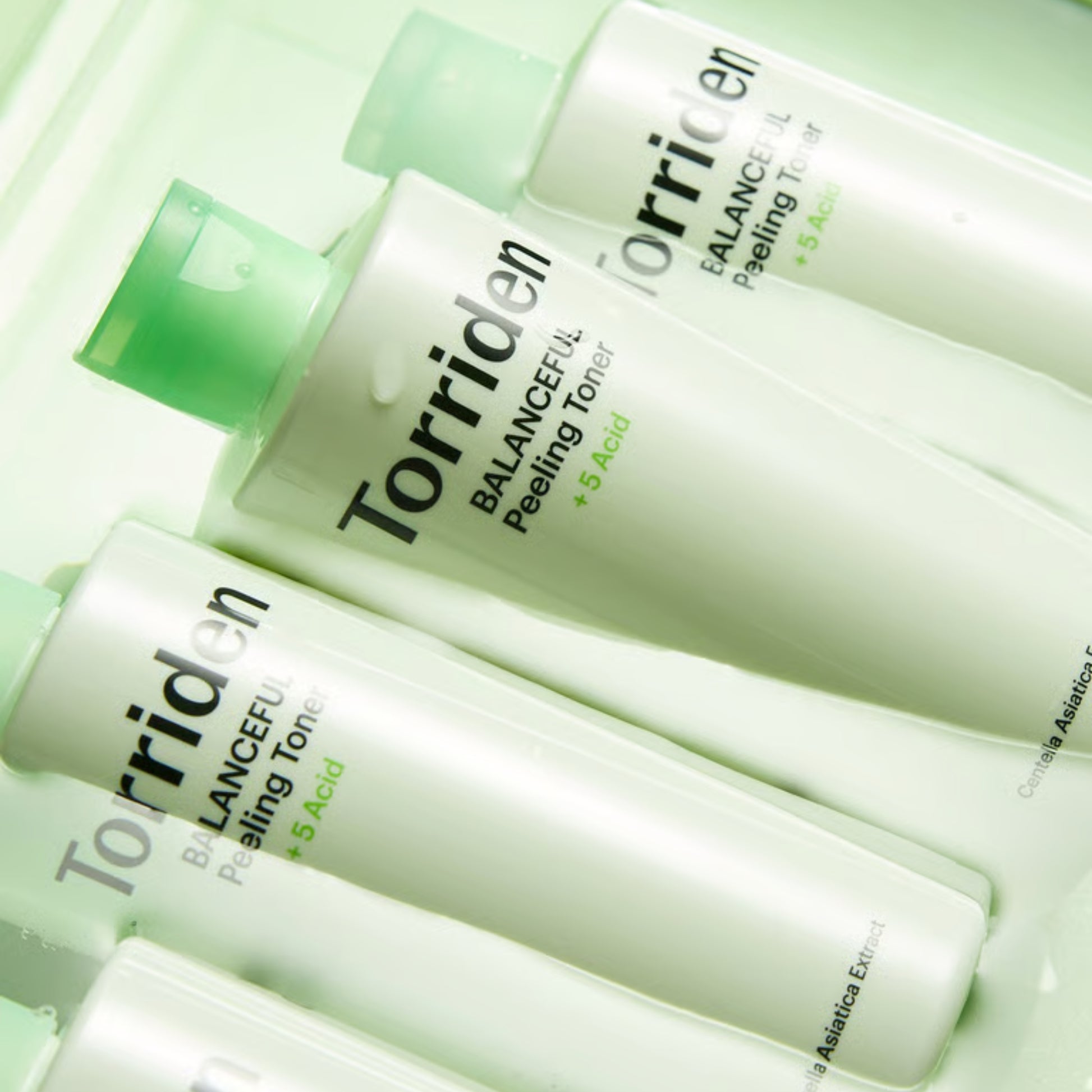 BALANCEFUL Peeling Toner for kviseutsatt og sensitiv hud. Beriket med fem Centella Asiatica ekstrakter og en kombinasjon av AHA, BHA, PHA, LHA og succinic acid som roer huden, eksfolierer døde hudceller, jevner ut hudtekstur og bidrar til mindre talg og utbrudd.