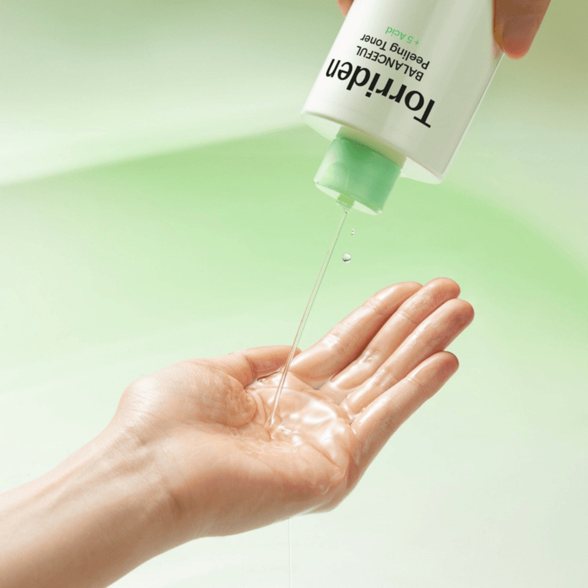 BALANCEFUL Peeling Toner for kviseutsatt og sensitiv hud. Beriket med fem Centella Asiatica ekstrakter og en kombinasjon av AHA, BHA, PHA, LHA og succinic acid som roer huden, eksfolierer døde hudceller, jevner ut hudtekstur og bidrar til mindre talg og utbrudd.