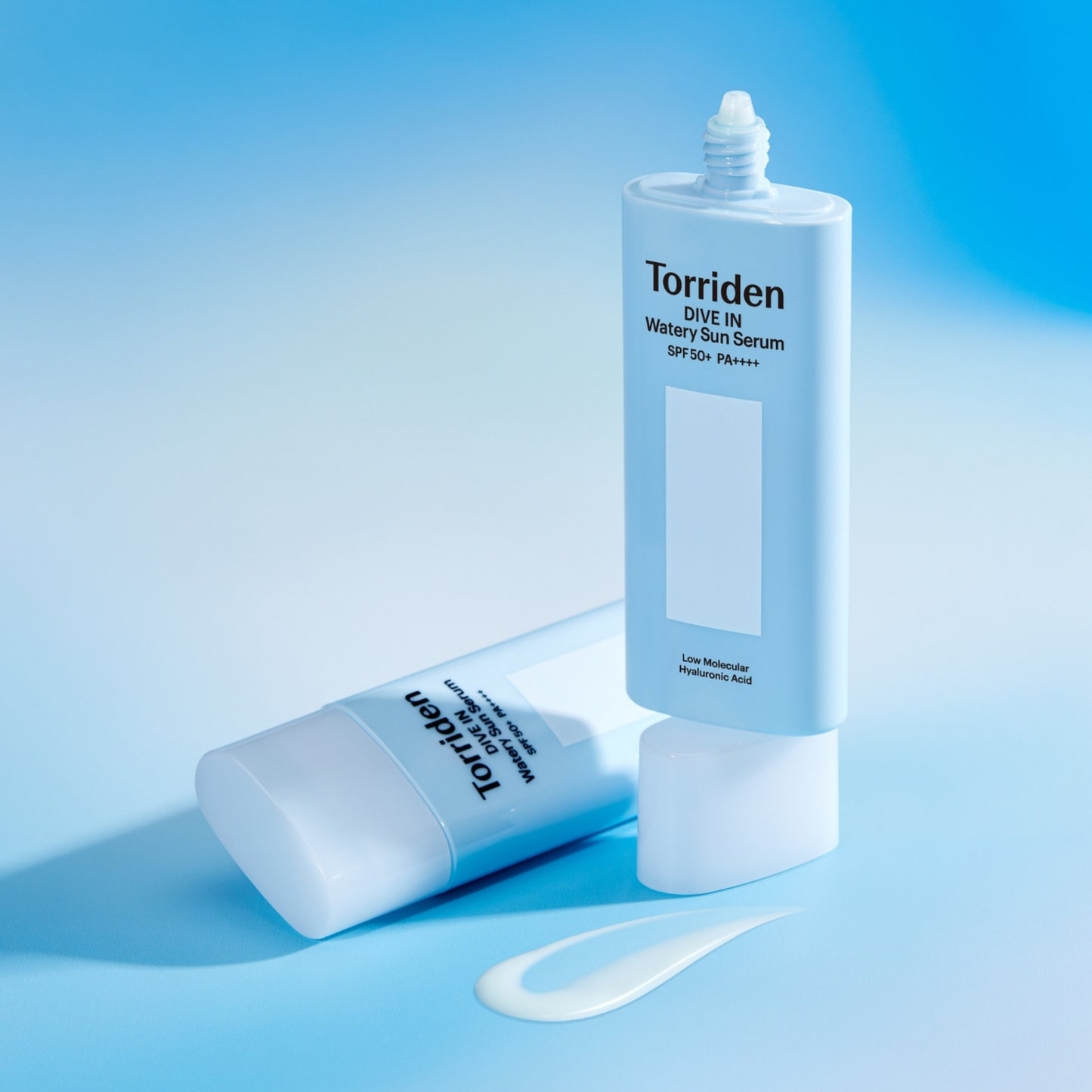 DIVE IN Watery Sun Serum med SPF 50+ PA++++. Ultralett solserum som gir høy beskyttelse uten hvit hinne, samtidig som den tilfører intensiv fuktighet med hyaluronsyre. Passer alle hudtyper.
