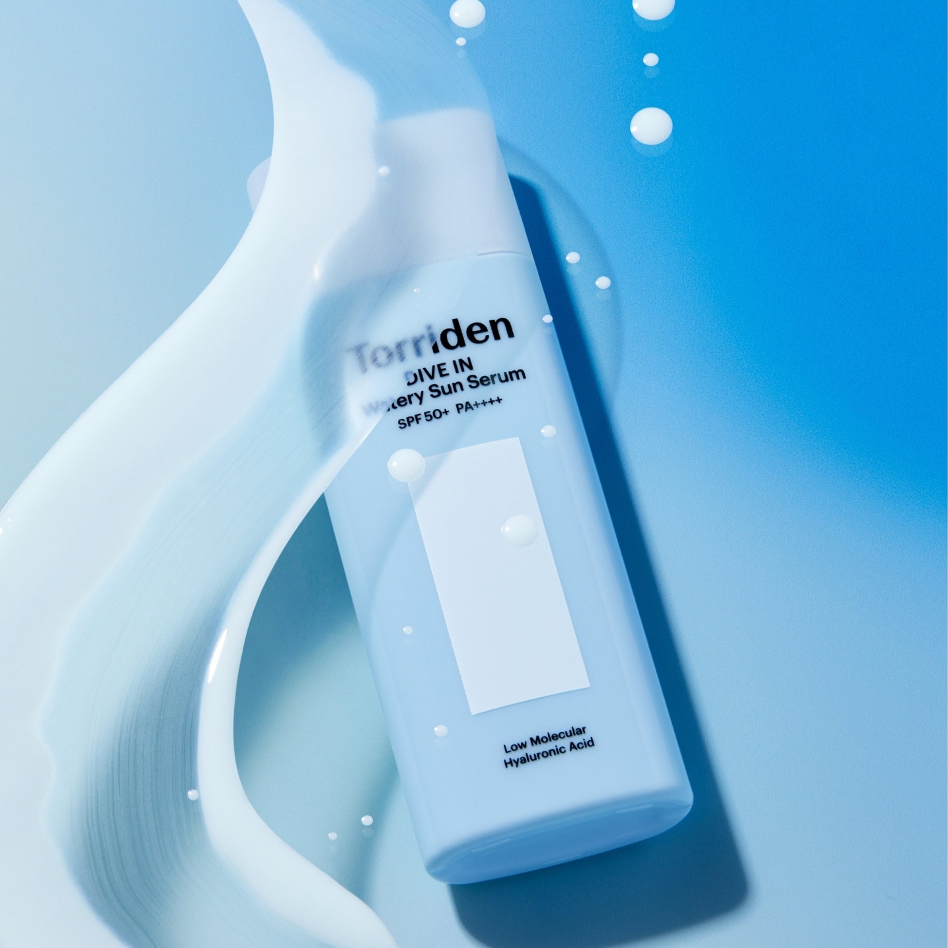 DIVE IN Watery Sun Serum med SPF 50+ PA++++. Ultralett solserum som gir høy beskyttelse uten hvit hinne, samtidig som den tilfører intensiv fuktighet med hyaluronsyre. Passer alle hudtyper.