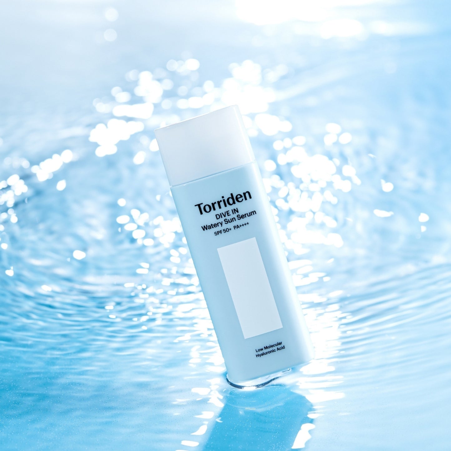 DIVE IN Watery Sun Serum med SPF 50+ PA++++. Ultralett solserum som gir høy beskyttelse uten hvit hinne, samtidig som den tilfører intensiv fuktighet med hyaluronsyre. Passer alle hudtyper.