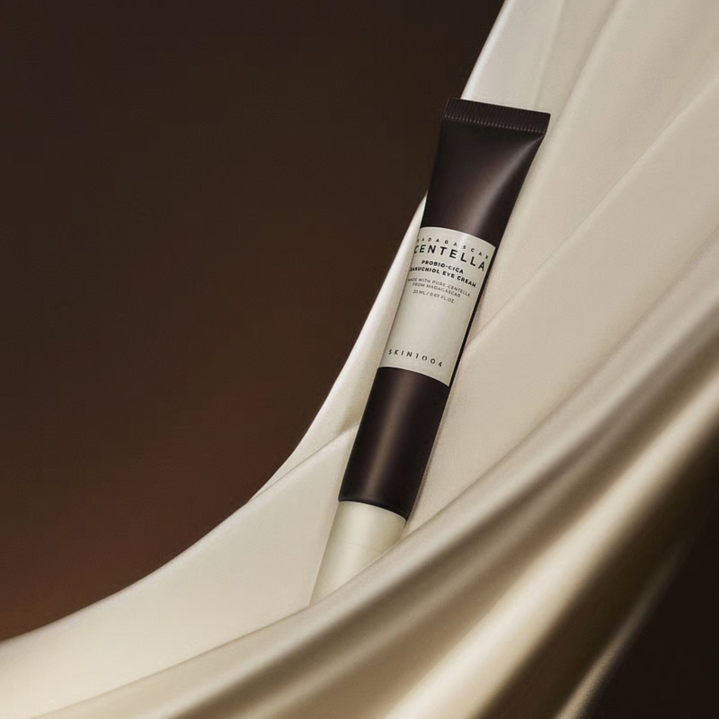 SKIN1004 Probio Cica Bakuchiol Eye Cream er en vegansk øyekrem med bakuchiol og ceramider som tilfører fukt til øyeområdet, styrker hudbarrieren og bidrar til å redusere fine linjer. Retinolfritt alternativ. 20 ml.