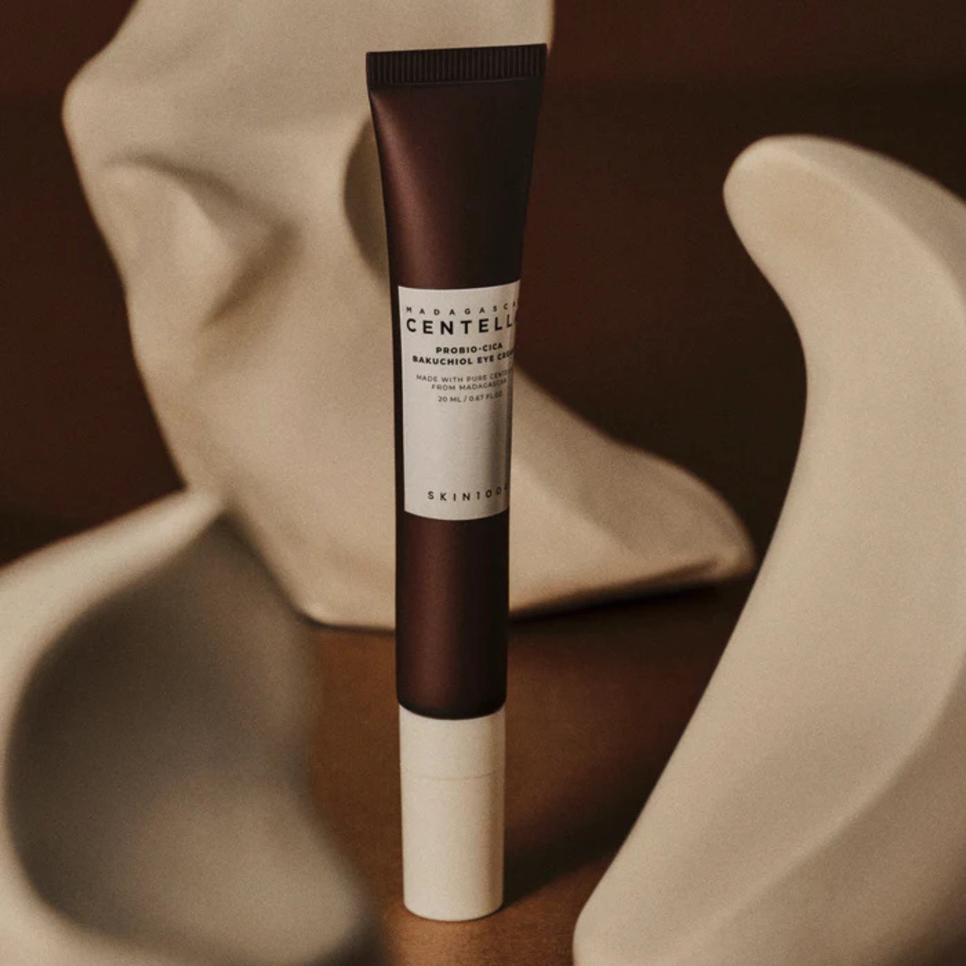 SKIN1004 Probio Cica Bakuchiol Eye Cream er en vegansk øyekrem med bakuchiol og ceramider som tilfører fukt til øyeområdet, styrker hudbarrieren og bidrar til å redusere fine linjer. Retinolfritt alternativ. 20 ml.