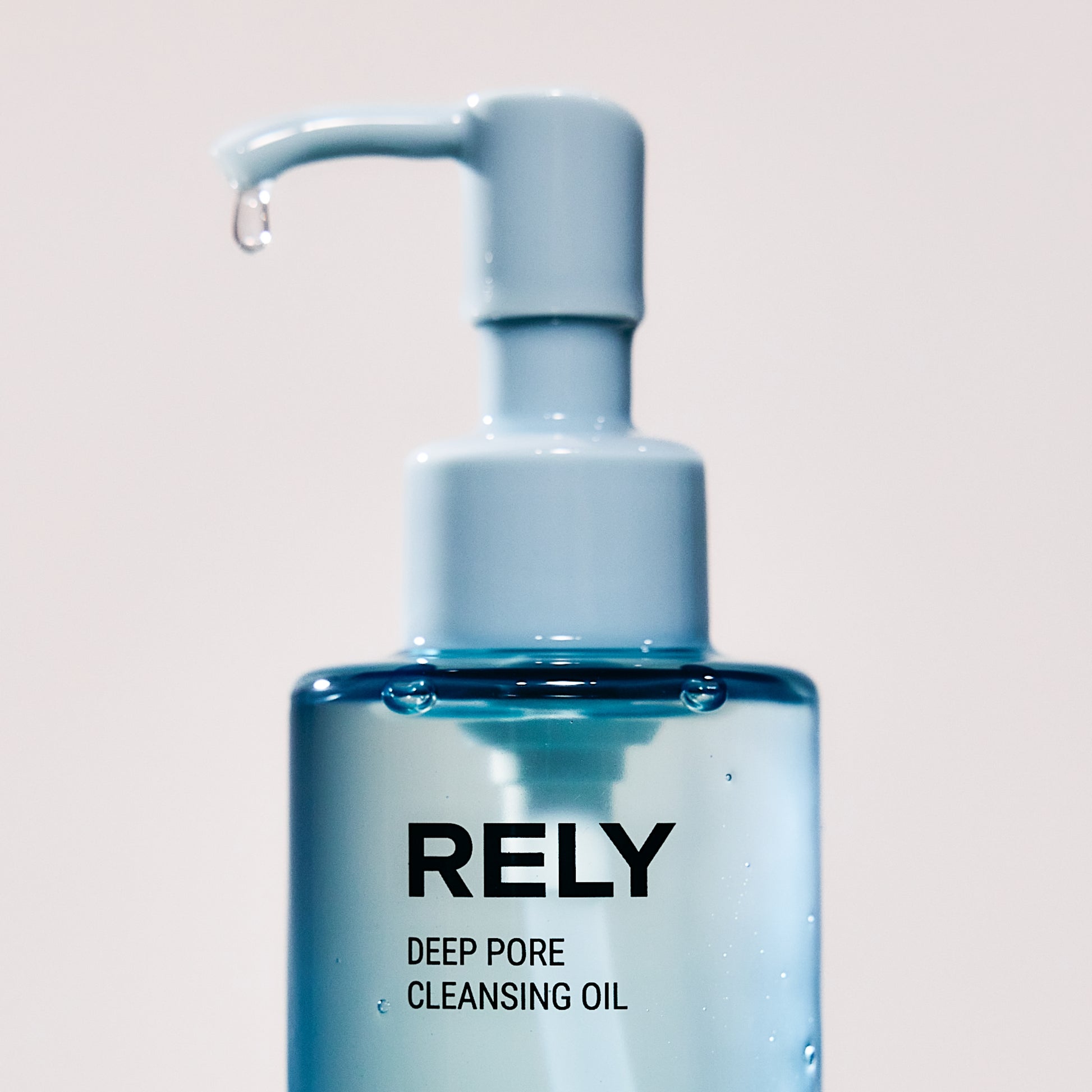 RELY Deep Pore Cleansing Oil 200 ml er en ultralett oljerens som effektivt løser opp sminke solkrem talg og smuss dypt i porene uten å forstyrre hudens naturlige balanse formulert med milde ingredienser som capric caprylic triglyceride soybean oil og rose canina seed oil passer alle hudtyper og er trygg for gravide og ammende.