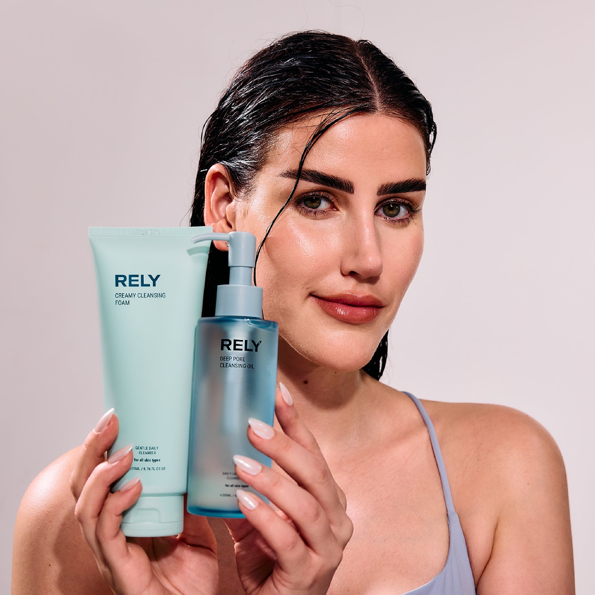 RELY Deep Pore Cleansing Oil 200 ml er en ultralett oljerens som effektivt løser opp sminke solkrem talg og smuss dypt i porene uten å forstyrre hudens naturlige balanse formulert med milde ingredienser som capric caprylic triglyceride soybean oil og rose canina seed oil passer alle hudtyper og er trygg for gravide og ammende.