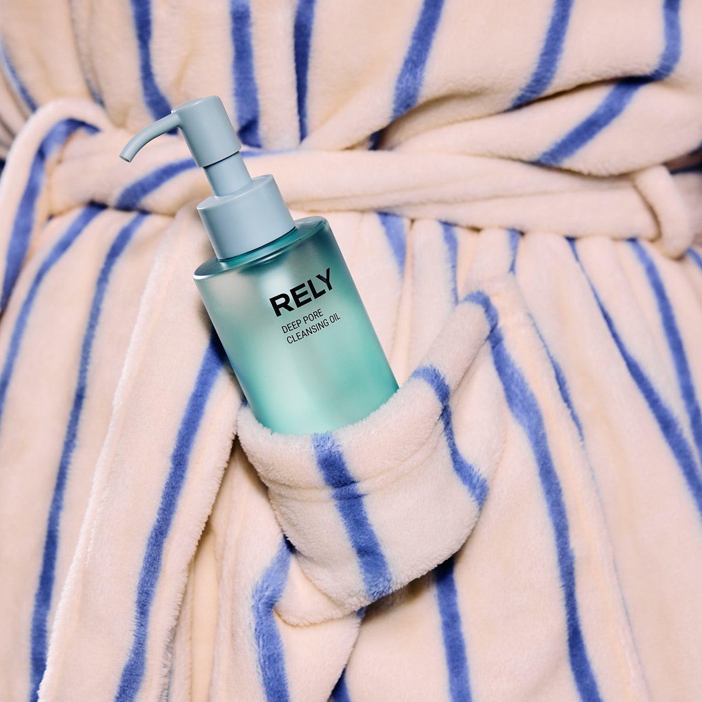 RELY Deep Pore Cleansing Oil 200 ml er en ultralett oljerens som effektivt løser opp sminke solkrem talg og smuss dypt i porene uten å forstyrre hudens naturlige balanse formulert med milde ingredienser som capric caprylic triglyceride soybean oil og rose canina seed oil passer alle hudtyper og er trygg for gravide og ammende.