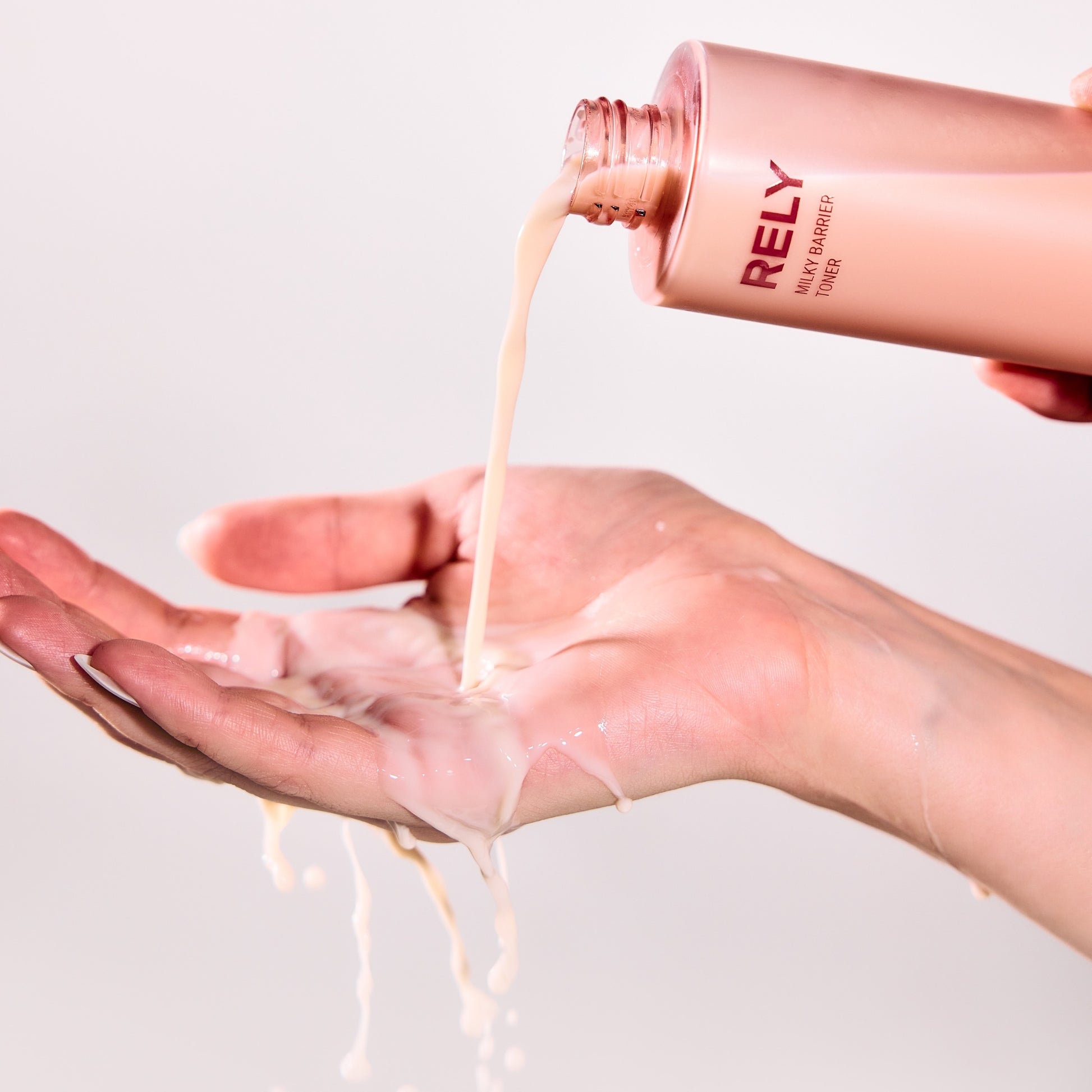 RELY Milky Barrier Toner 200 ml er en fuktighetsgivende milky toner som styrker hudbarrieren og gir langvarig fukt og glød med ceramider betaglukan hyaluronsyre ris og havreekstrakt egnet for alle hudtyper spesielt tørr og sensitiv hud trygg for gravide og ammende.