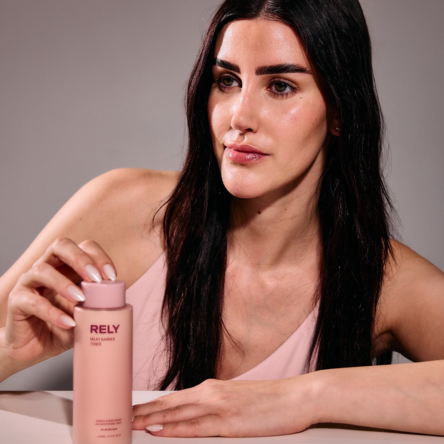 RELY Milky Barrier Toner 200 ml er en fuktighetsgivende milky toner som styrker hudbarrieren og gir langvarig fukt og glød med ceramider betaglukan hyaluronsyre ris og havreekstrakt egnet for alle hudtyper spesielt tørr og sensitiv hud trygg for gravide og ammende.