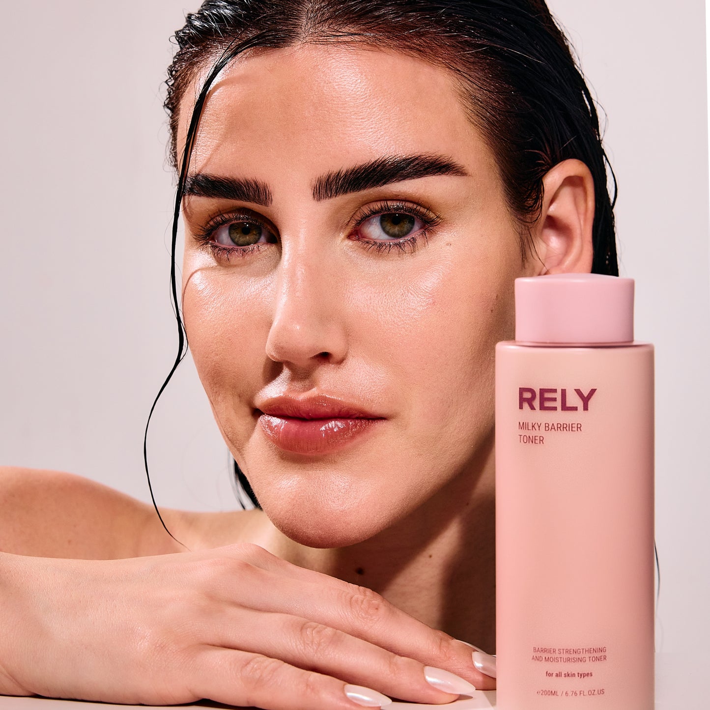 RELY Milky Barrier Toner 200 ml er en fuktighetsgivende milky toner som styrker hudbarrieren og gir langvarig fukt og glød med ceramider betaglukan hyaluronsyre ris og havreekstrakt egnet for alle hudtyper spesielt tørr og sensitiv hud trygg for gravide og ammende.