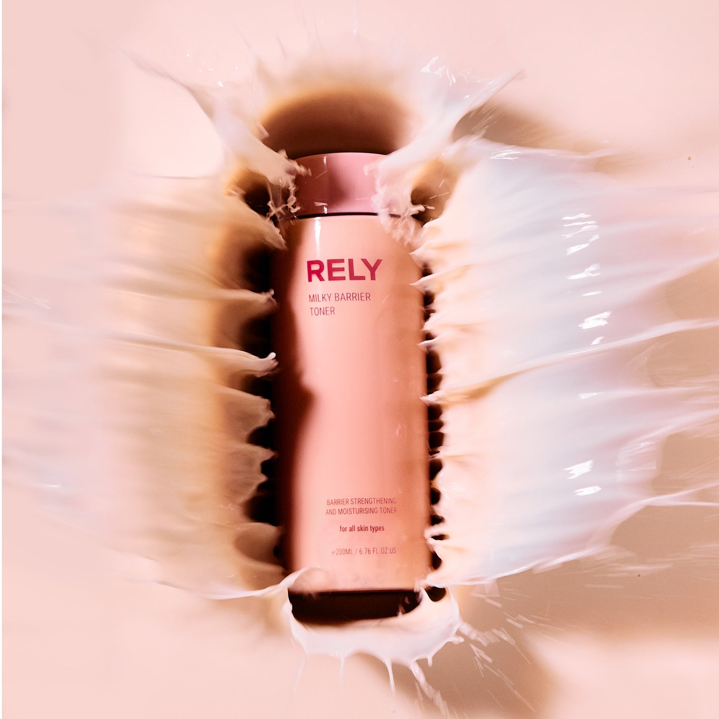 RELY Milky Barrier Toner 200 ml er en fuktighetsgivende milky toner som styrker hudbarrieren og gir langvarig fukt og glød med ceramider betaglukan hyaluronsyre ris og havreekstrakt egnet for alle hudtyper spesielt tørr og sensitiv hud trygg for gravide og ammende.
