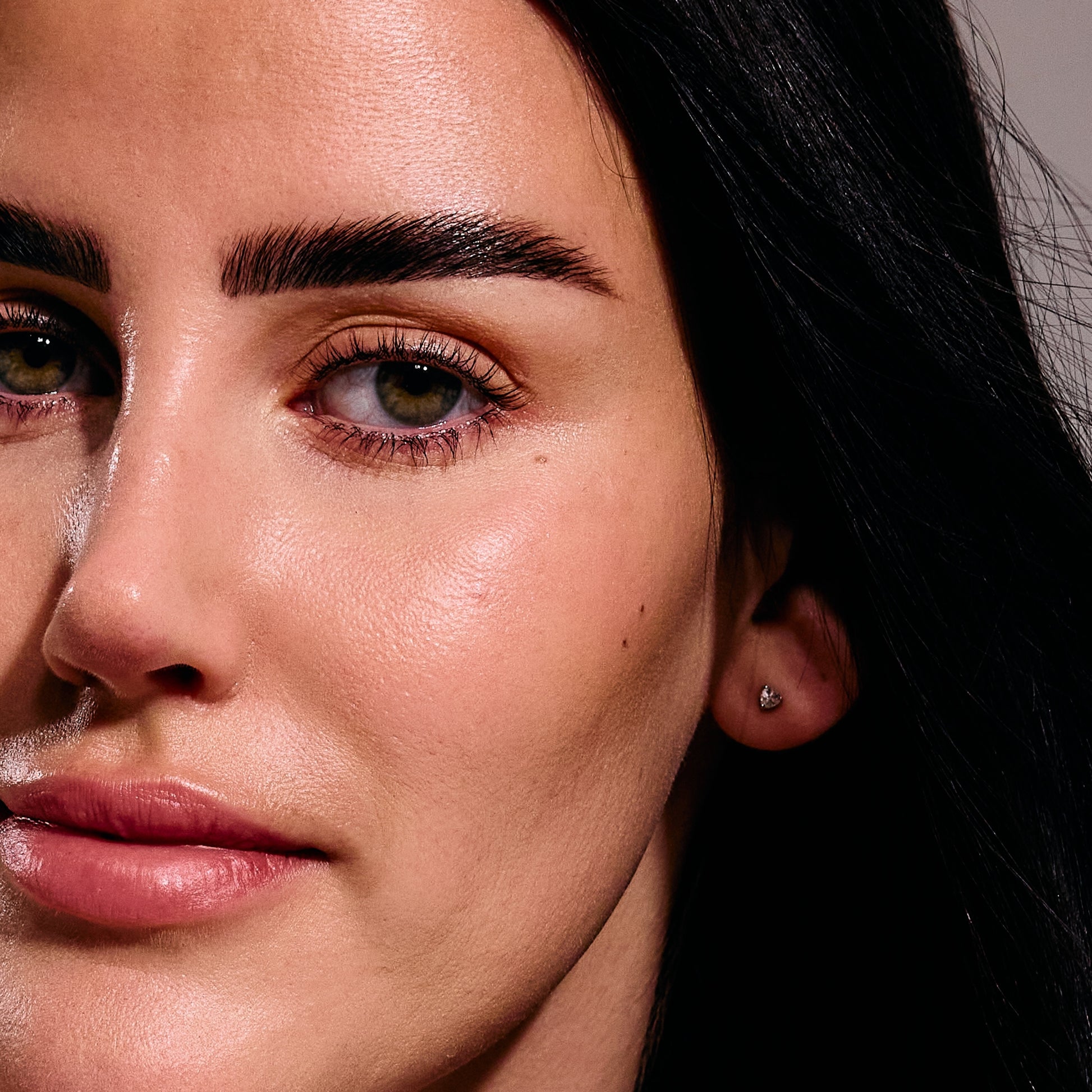 RELY Milky Barrier Toner 200 ml er en fuktighetsgivende milky toner som styrker hudbarrieren og gir langvarig fukt og glød med ceramider betaglukan hyaluronsyre ris og havreekstrakt egnet for alle hudtyper spesielt tørr og sensitiv hud trygg for gravide og ammende.